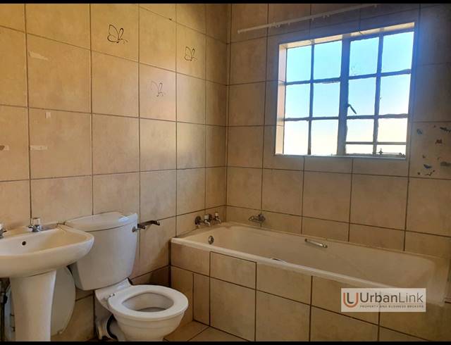 2 BEDROOM TOWNHOUSE FOR SALE IN OOS EINDE